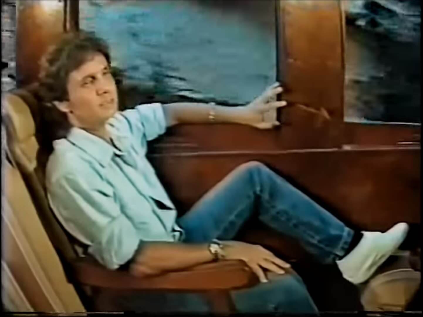 A imagem mostra o cantor Roberto Carlos sentado no trem durante as gravações do especial de fim de ano da TV Globo em 1986.
